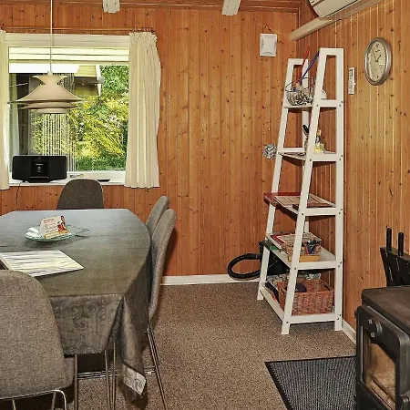 6 Person In Ansager-by Traum Ansager